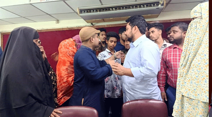 বগুড়ায় নাহিদকে পেয়ে কাঁদলেন শহীদ পরিবারের সদস্যরা