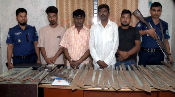 মাটি খুঁড়ে মিলল বিপুল দেশীয় অস্ত্র, গ্রেপ্তার ৪