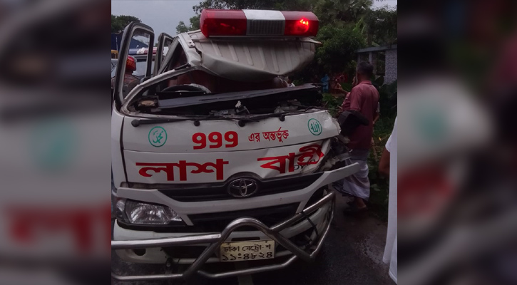 অ্যাম্বুলেন্সে প্রবাসীর লাশ নিয়ে ফেরার পথে প্রাণ গেল দুজনের