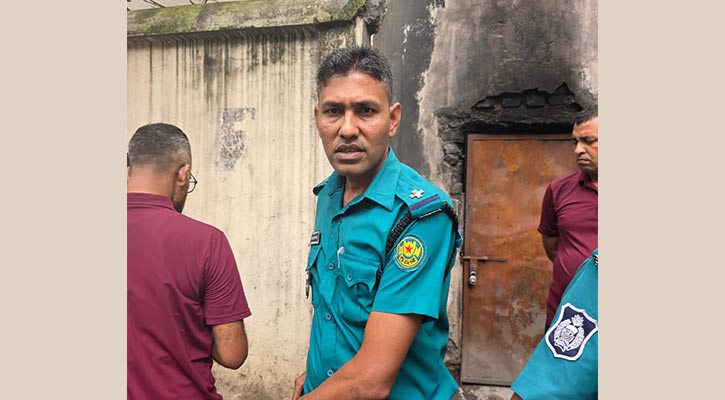 আদালত প্রাঙ্গণে সাংবাদিককে হেনস্তা করলেন পুলিশ কর্মকর্তা