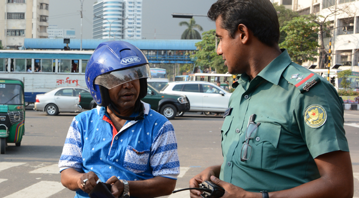 ট্রাফিক আইন লঙ্ঘন: রাজধানীতে একদিনে ২১১০ মামলা