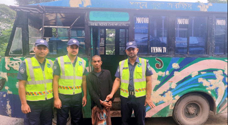 গতি কমাতে ৯৯৯-এ ফোন, আটকের পর জানা গেল বাসটি চুরির!