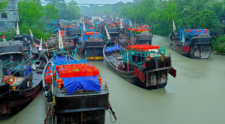 বৈরী আবহাওয়ায় সাগর উত্তাল, জেলেদের মাথায় হাত