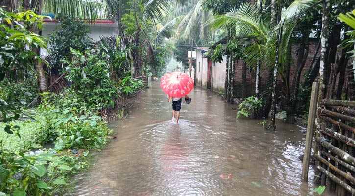 লক্ষ্মীপুরে ভারী বৃষ্টিতে জলাবদ্ধতা,  দুর্ভোগ