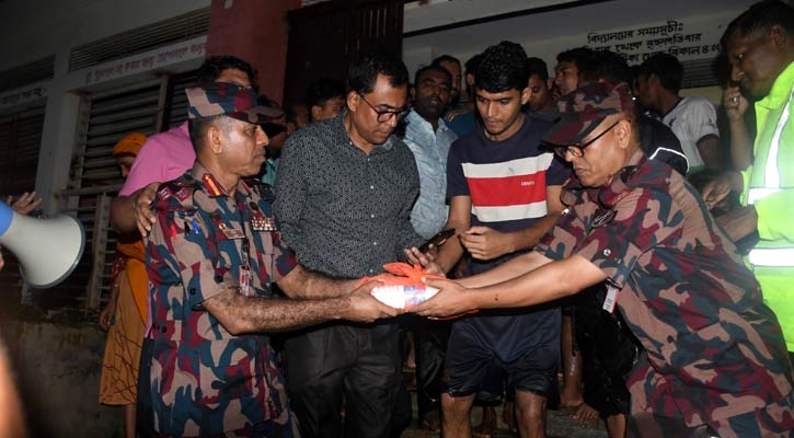 ফেনীতে বন্যার্তদের পাশে বিজিবি 