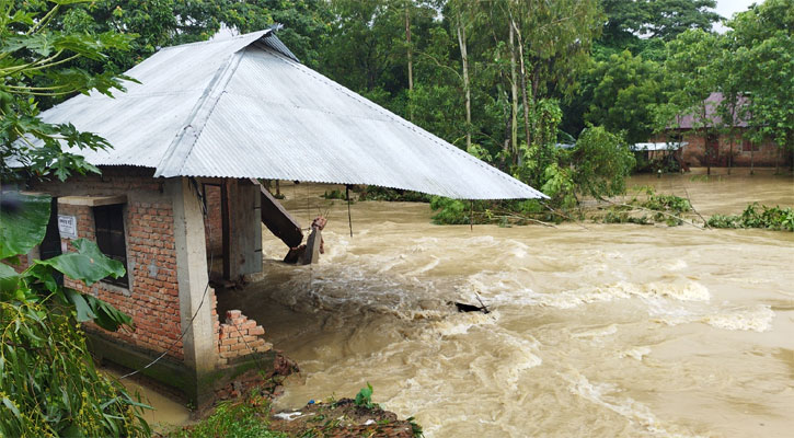 ফেনীতে শতাধিক গ্রাম প্লাবিত, পানিবন্দি দেড় লাখ মানুষ