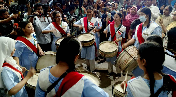 ভিকারুননিসায় শিক্ষার্থীদের বাঁধভাঙা উচ্ছ্বাস