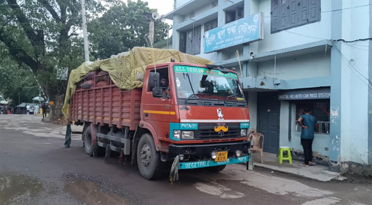 প্রায় ৮ মাস পর হিলি স্থলবন্দর দিয়ে কাঁচা মরিচ আমদানি শুরু