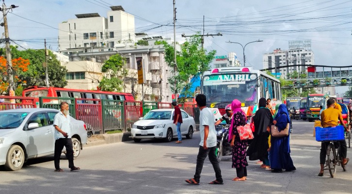 ফুটওভার ব্রিজ পাশেই, তবু গাড়ির সামনে দিয়েই রাস্তা পারাপার