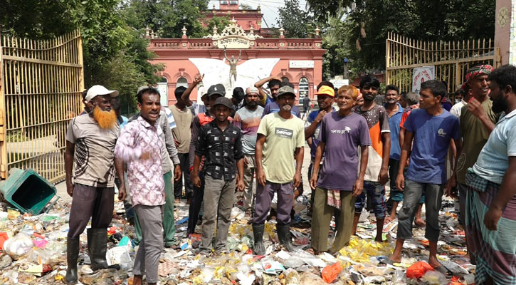 ময়লা ফেলে কুষ্টিয়া পৌরসভায় পরিচ্ছন্নতাকর্মীদের কর্মবিরতি