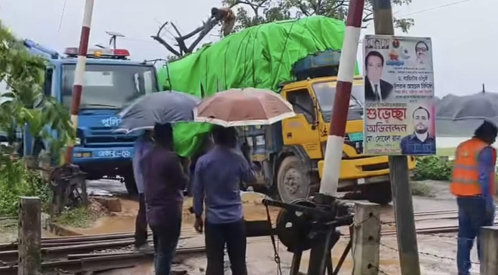 গাজীপুরে রেল ক্রসিংয়ে ট্রাক আটকে ঢাকা-রাজশাহী রেল চলাচল বন্ধ