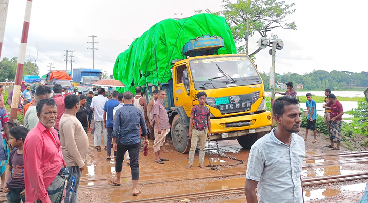 রেলক্রসিংয়ে ট্রাক বিকল: ২ ঘণ্টা পর ঢাকা-রাজশাহী রুটে ট্রেন চলাচল স্বাভাবিক