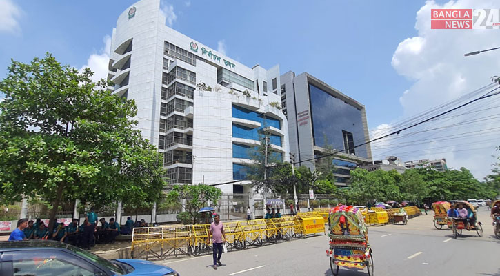 এবার ‘মোবাইল-কলম’ প্রতীক নিয়েও কাড়াকাড়ি