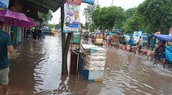 বগুড়ায় মুষলধারে বৃষ্টিতে জলাবদ্ধতা, জনদুর্ভোগ
