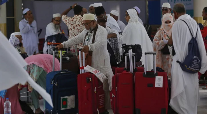 হজ প্যাকেজের অব্যয়িত অর্থ হাজিদের ব্যাংক অ্যাকাউন্টে ফেরত দেওয়া হচ্ছে: ধর্ম মন্ত্রণালয়
