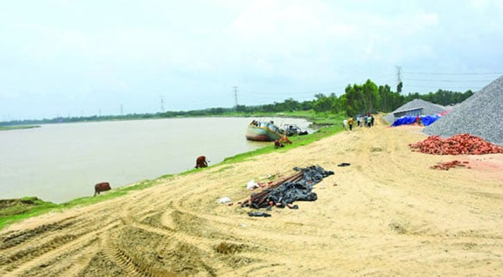 বেড়িবাঁধ নির্মাণে বাধা ফুঁসে উঠেছে মানুষ