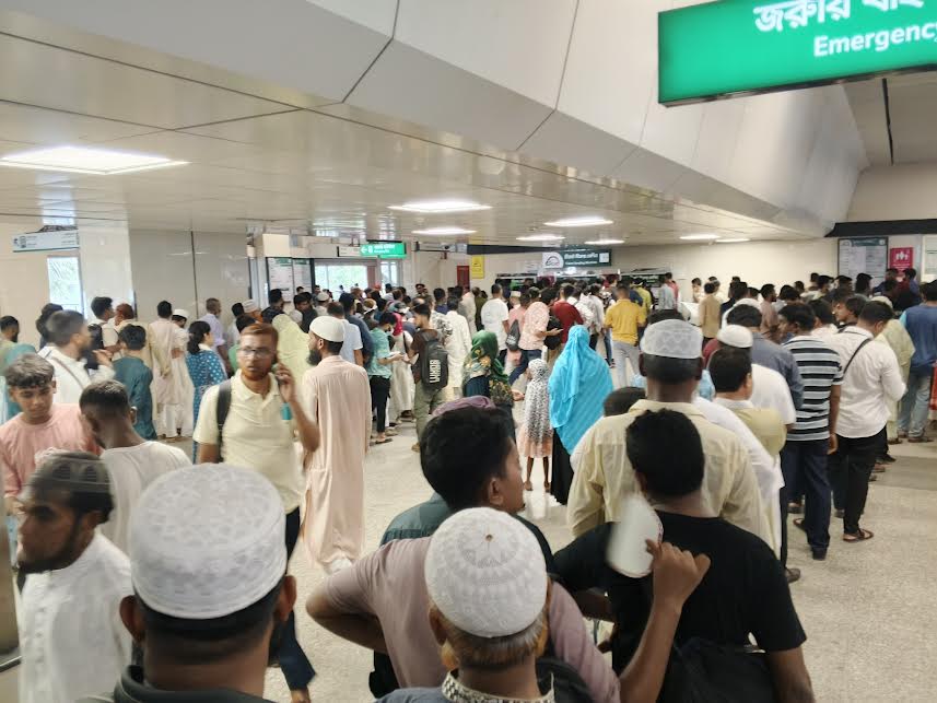মেট্রোরেলে যাত্রীদের উপচে পড়া ভিড়