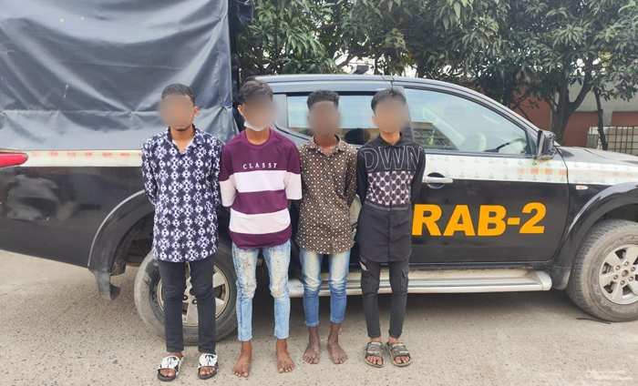 অস্ত্রসহ কিশোর গ্যাং ‘এলটিডি বয়েজ গ্রুপ’র ৪ সদস্য গ্রেপ্তার 