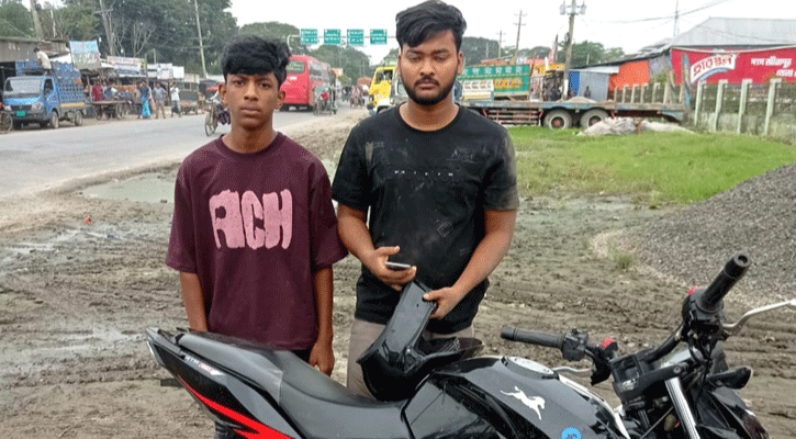 মাদারীপুরে চাইনিজ কুড়ালসহ ছাত্রলীগের ২ জন আটক