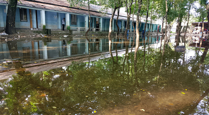 চাঁদপুরে আদালত প্রাঙ্গণে বৃষ্টির পানি জমে চরম ভোগান্তি