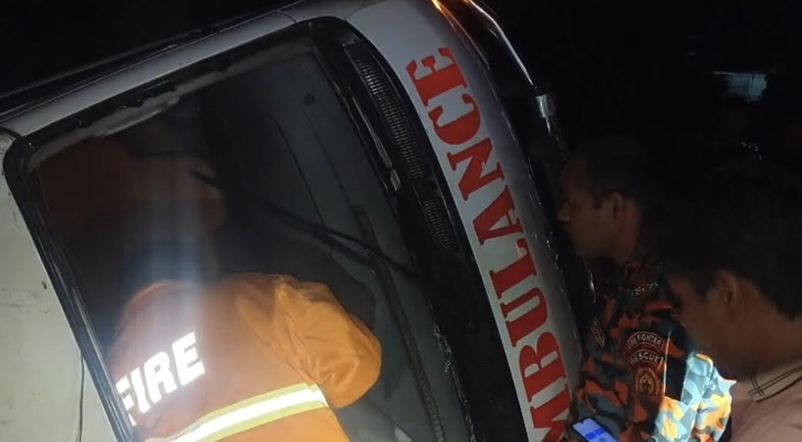 চালকের চোখে ছিল ঘুম: উল্টে পড়ল লাশবাহী অ্যাম্বুলেন্স