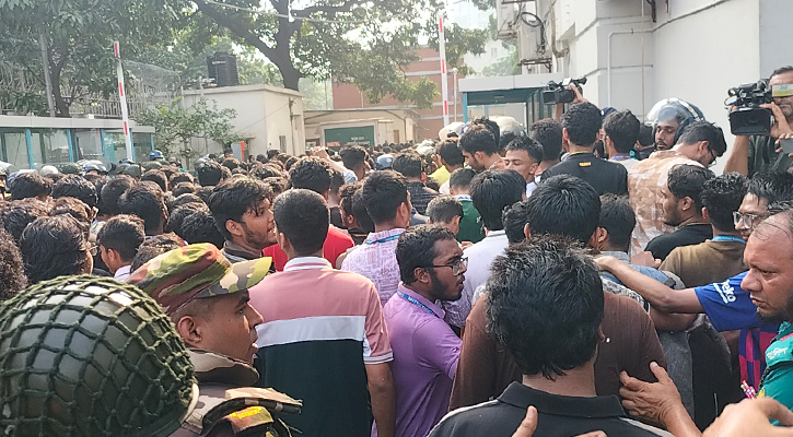শিক্ষার্থীদের সচিবালয় থেকে সরিয়ে দিল আইনশৃঙ্খলা বাহিনী