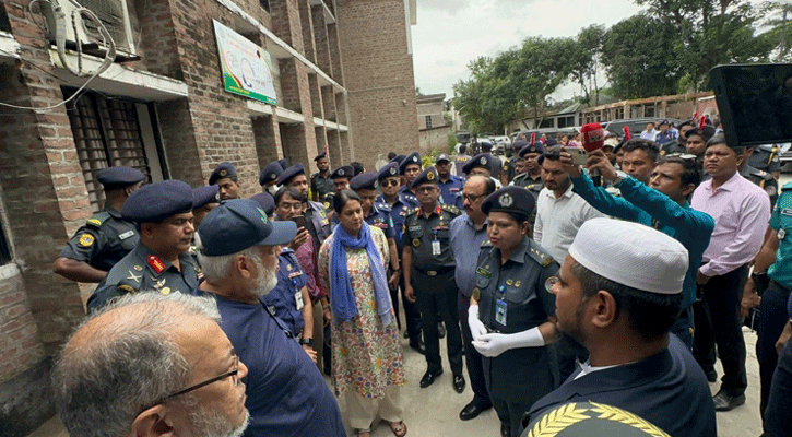 গোপালগঞ্জ জেলা কারাগার পরিদর্শন করলেন দুই উপদেষ্টা 