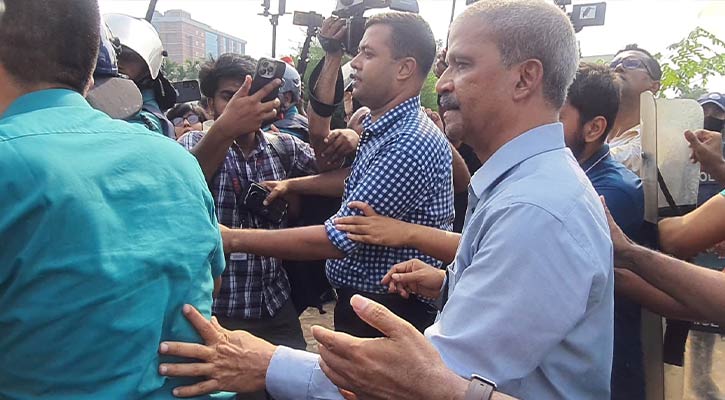 মাইলস্টোনের ভেতরে দুই উপদেষ্টা ও প্রেস সচিব, বাইরে বিক্ষোভ 