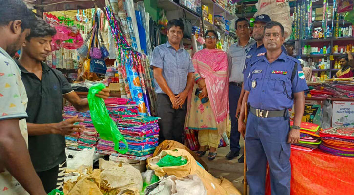 মোবাইল কোর্ট অভিযানে ৭ মামলা,  ৫৮৬ কেজি নিষিদ্ধ পলিথিন জব্দ