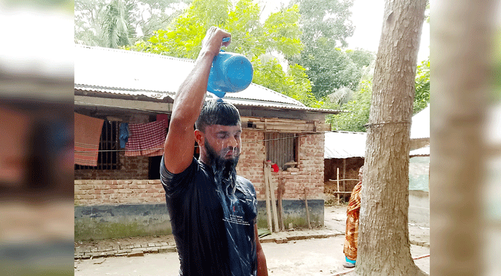 দুধ দিয়ে গোসল করে রাজনীতি ছাড়লেন ছাত্রলীগ নেতা