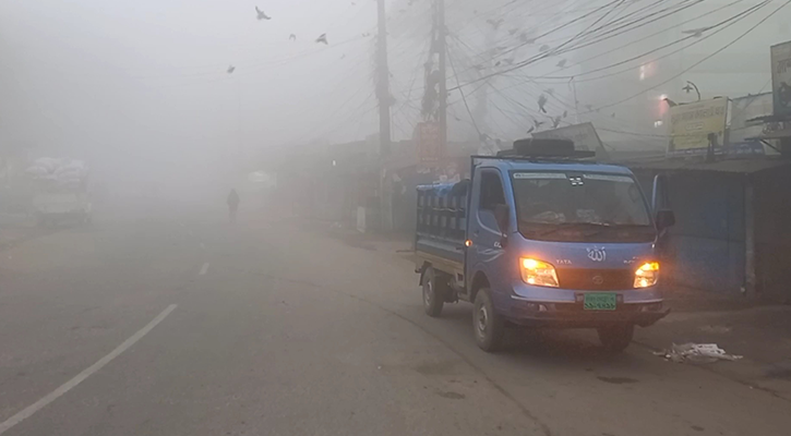 ভ্যাপসা গরমে কুয়াশার চাদরে ঢাকল পঞ্চগড়