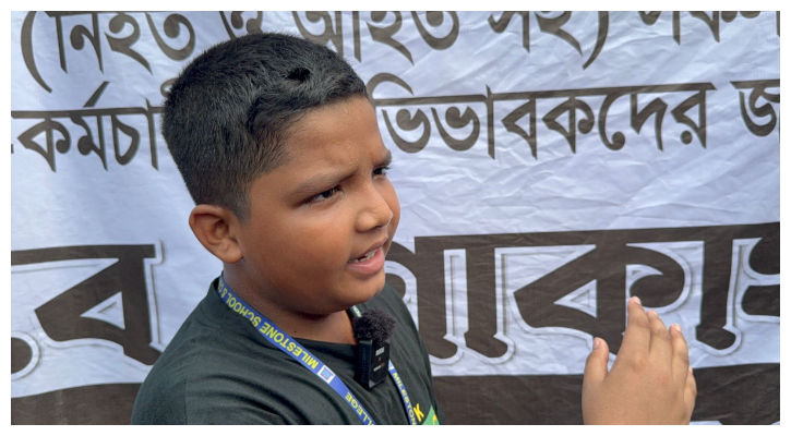 বই কিনতে গিয়ে বেঁচে যায় আকাফ