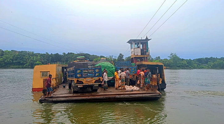 সহসাই হচ্ছে না সেতু, ফেরিতে দুর্ভোগ চরমে