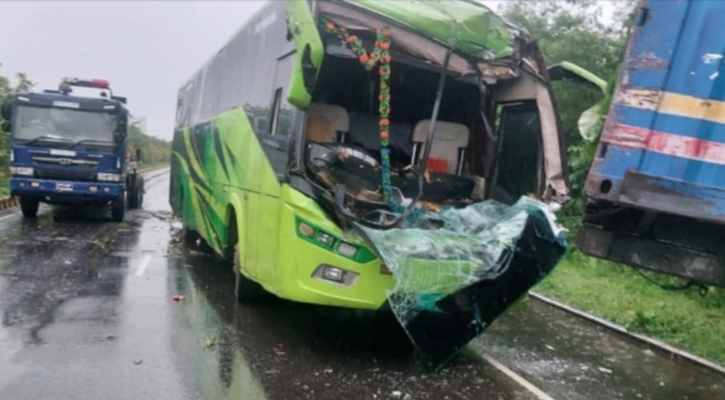 পদ্মা সেতুর এক্সপ্রেসওয়েতে বাস-মাইক্রোবাস-কাভার্ডভ্যান সংঘর্ষে নিহত ২