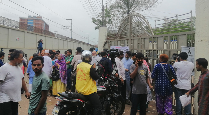শুধু নিখোঁজের পরিবার পাচ্ছে ভেতরে যাওয়ার অনুমতি 