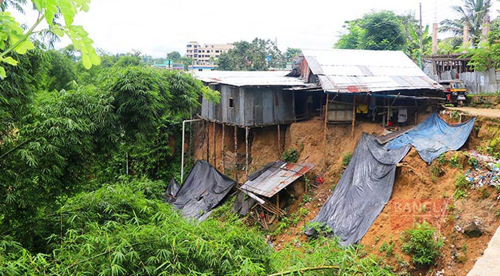 অতিভারী বর্ষণে চট্টগ্রাম অঞ্চলে পাহাড় ধসের শঙ্কা