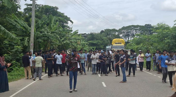 ১ দফা দাবিতে ইঞ্জিনিয়ারিং কলেজ শিক্ষার্থীদের ব‌রিশাল-ভোলা মহাসড়ক অবরোধ