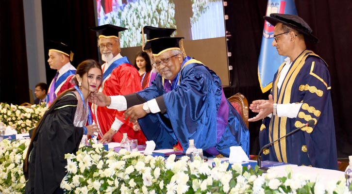 ইউএপির ১১তম সমাবর্তন: স্নাতকদের ডিগ্রি ও স্বর্ণপদক