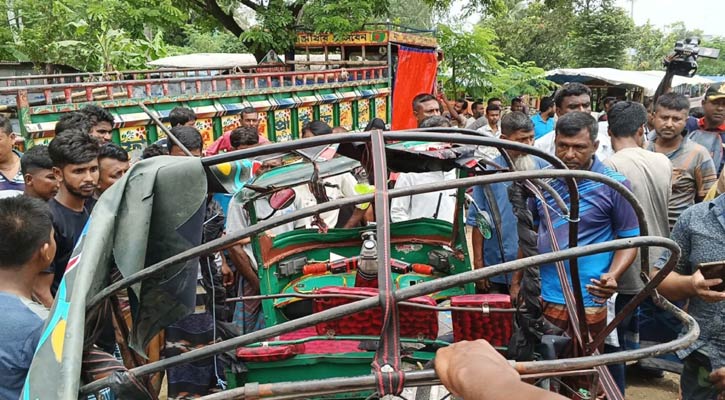 বগুড়ায় কাভার্ডভ্যান-অটোরিকশা সংঘর্ষ, নিহত ২