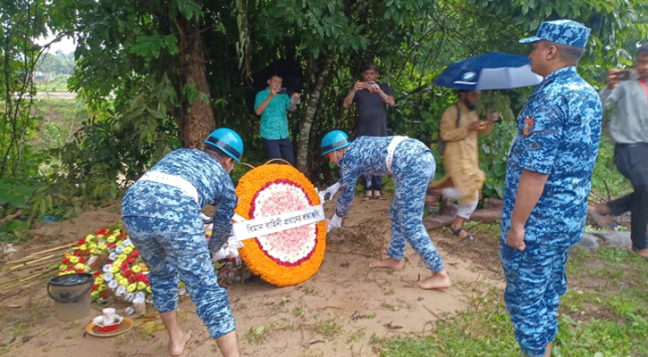 বিমান দুর্ঘটনায় নিহত উক্যচিং'র সমাধিতে বিমানবাহিনী প্রধানের শ্রদ্ধা
