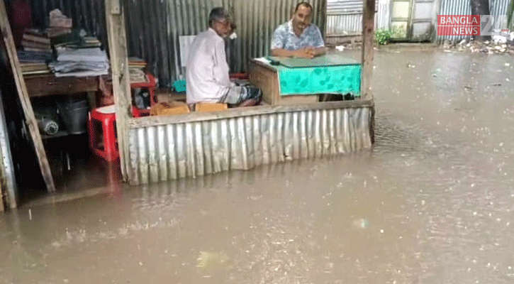 টানা ৩ ঘণ্টায় ৫৮ মিলিমিটার বৃষ্টি, মাইজদীতে ফের জলাবদ্ধতা