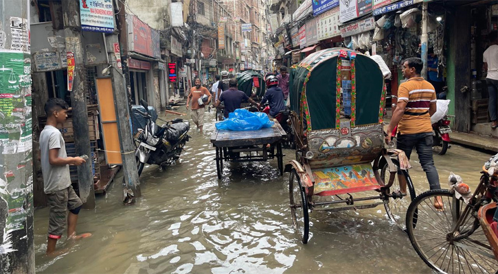 বৃষ্টি হলেই জলাবদ্ধতা বংশাল রোডে