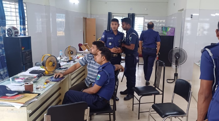 বগুড়ায় কার্গো সার্ভিস প্রতিষ্ঠানের অফিসে ডাকাতি, সাড়ে ১৭ লাখ টাকা লুট