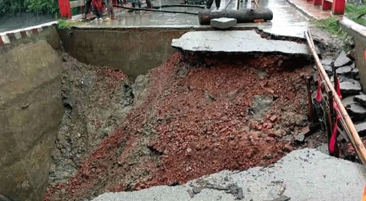 জোয়ারে সংযোগ সড়কে ধস, রামগতির সঙ্গে বয়ারচরের যোগাযোগ বিচ্ছিন্ন 