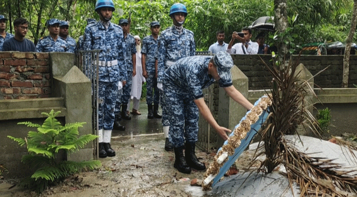 শরীয়তপুরে ছামীম ও আয়মানের কবরে বিমানবাহিনীর শ্রদ্ধা