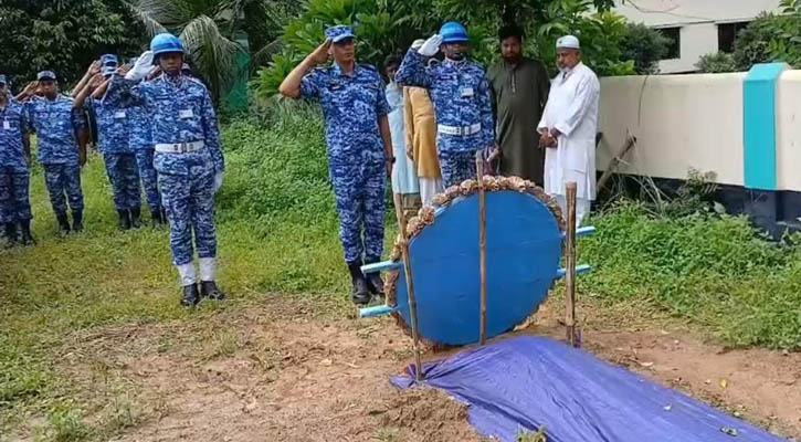 মাইলস্টোন শিক্ষার্থীর মা লামিয়ার কবরে বিমানবাহিনীর শ্রদ্ধা