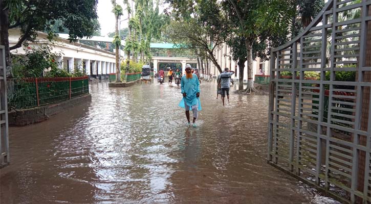 টানা বৃষ্টিতে মাগুরা শহরে জলাবদ্ধতা 