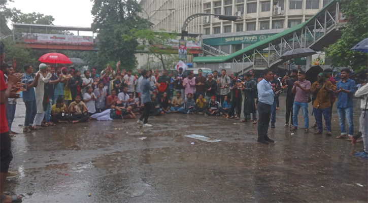 জুলাই ঘোষণা ও সনদ বাস্তবায়নের দাবিতে শাহবাগে আন্দোলন চলছে