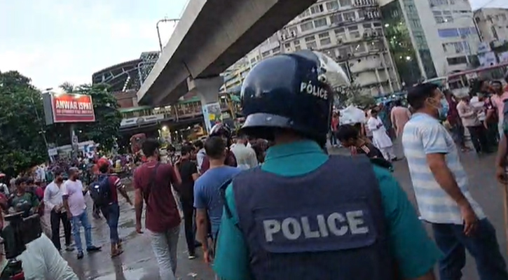 ‘জুলাইযোদ্ধা’ পরিচয়ে শাহবাগে দুপক্ষের হাতাহাতি, সরিয়ে দিল পুলিশ