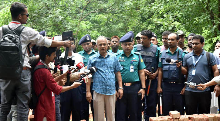 রায়েরবাজারে গণকবরের লাশগুলোর ডিএনএ টেস্ট করা হবে: স্বরাষ্ট্র উপদেষ্টা